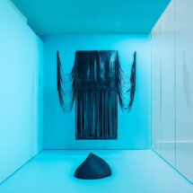 Jakub Święcicki, Historie widziane i słyszane, 2025 (u góry), Olga Milczyńska/Wiesław Bartkowski, Black Mountain, mobilna instalacja, 2025 (poniżej), widok wystawy „Ukryte parametry”, OP ENHEIM, 17.10.2025-22.02.2026, fot. Alicja Kielan