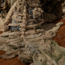 Marek Wodzisławski, Egzoszkielet, fragment instalacji, 2025, widok wystawy „Ukryte parametry”, OP ENHEIM, 17.10.2025-22.02.2026, fot. Alicja Kielan