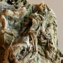 Marek Wodzisławski, Egzoszkielet, fragment instalacji, 2025, widok wystawy „Ukryte parametry”, OP ENHEIM, 17.10.2025-22.02.2026, fot. Alicja Kielan