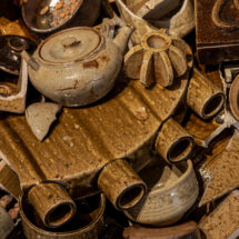 HUBA (Piotr Kołakowski, Jakub Ciemachowski), Usypisko, instalacja, 2025, widok wystawy „Ukryte parametry”, OP ENHEIM, 17.10.2025-22.02.2026, fot. Alicja Kielan