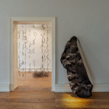 Anna Bera, Fragment 7.1, 2025 (po prawej), fragment pracy Izy Tarasewicz „Compulsive Coexistence” i „seria Cluster of Contingencies”, widok wystawy „Ukryte parametry”, OP ENHEIM, 17.10.2025-22.02.2026, fot. Alicja Kielan