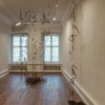 Iza Tarasewicz, Compulsive Coexistence i seria Cluster of Contingencies, fragment instalacji, 2024, widok wystawy „Ukryte parametry”, OP ENHEIM, 17.10.2025-22.02.2026, fot. Alicja Kielan