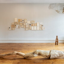 Na pierwszym planie praca Olgi Micińskiej „Skurcz” (2025), po prawej w głębi praca Olgi Micińskiej „Alicia Bay” (2025), na ścianie rysunki Agaty Marchlewicz z serii Wydawnictwa Szkolne i Pedagogiczne (2025), widok wystawy „Ukryte parametry”, OP ENHEIM, 17.10.2025-22.02.2026, fot. Alicja Kielan