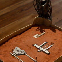 Zinaida Tchelidze, obiekty z serii Hitchhike, 2025, widok wystawy „Ukryte parametry”, OP ENHEIM, 17.10.2025-22.02.2026, fot. Alicja Kielan