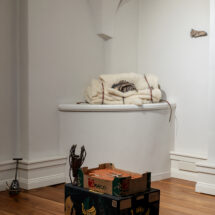 Zinaida Tchelidze, obiekty z serii Hitchhike, 2025, widok wystawy „Ukryte parametry”, OP ENHEIM, 17.10.2025-22.02.2026, fot. Alicja Kielan